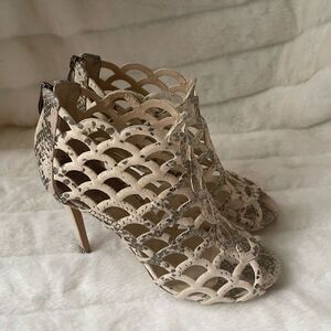 Vince Camuto leather beige & light gold reptile prints cage ankle heels SZ 8.5